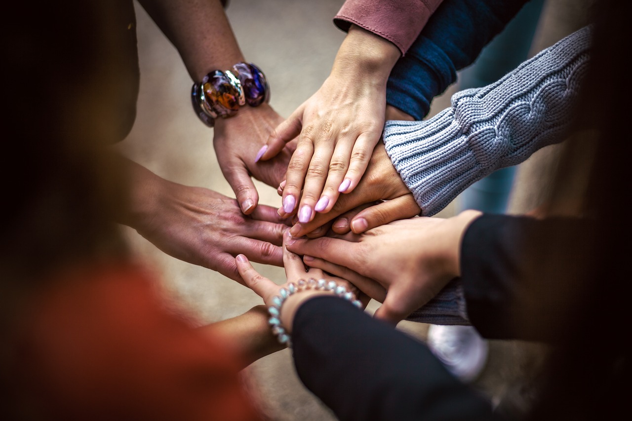 découvrez comment le team building peut renforcer la cohésion de votre équipe, améliorer la communication et stimuler la motivation au travail. explorez des activités variées pour souder vos collaborateurs et atteindre vos objectifs ensemble.