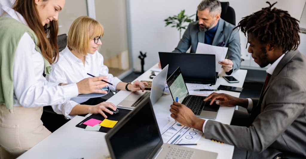découvrez les avantages du travail collaboratif, une méthode innovante qui favorise l'échange d'idées et stimule la créativité au sein des équipes. apprenez à utiliser des outils et techniques efficaces pour optimiser la communication et améliorer la productivité dans vos projets.