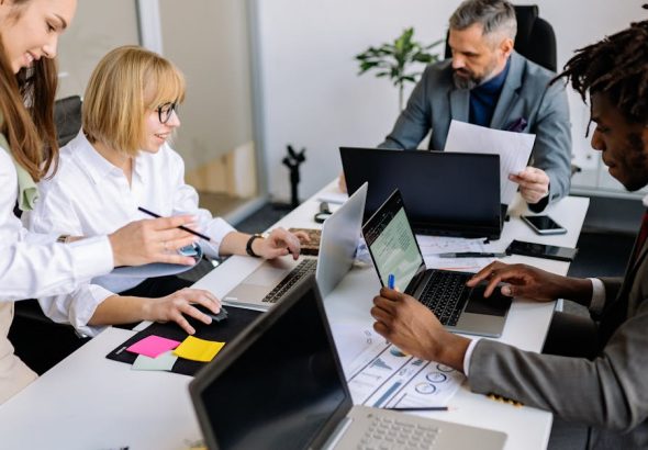 découvrez les avantages du travail collaboratif, une méthode innovante qui favorise l'échange d'idées et stimule la créativité au sein des équipes. apprenez à utiliser des outils et techniques efficaces pour optimiser la communication et améliorer la productivité dans vos projets.