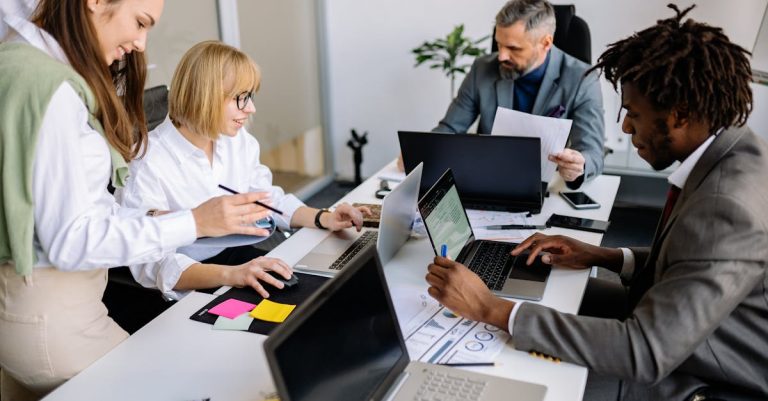 découvrez les avantages du travail collaboratif, une méthode innovante qui favorise l'échange d'idées et stimule la créativité au sein des équipes. apprenez à utiliser des outils et techniques efficaces pour optimiser la communication et améliorer la productivité dans vos projets.