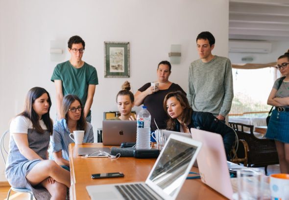 découvrez l'importance du leadership transformationnel dans les organisations modernes. apprenez comment inspirer et motiver les équipes, favoriser l'innovation et développer une culture d'entreprise positive pour atteindre des objectifs communs.