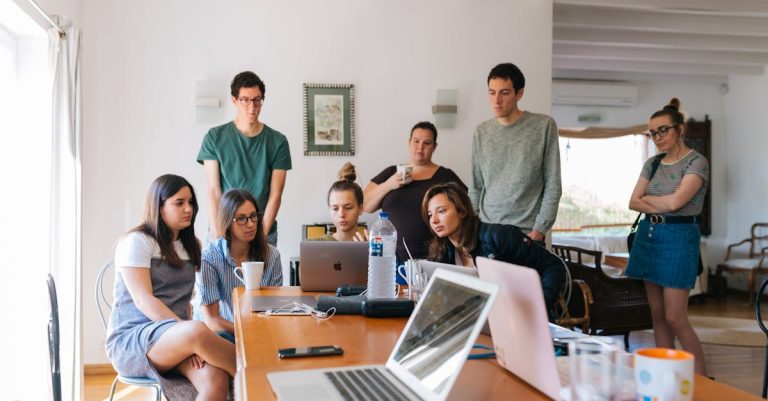 découvrez l'importance du leadership transformationnel dans les organisations modernes. apprenez comment inspirer et motiver les équipes, favoriser l'innovation et développer une culture d'entreprise positive pour atteindre des objectifs communs.