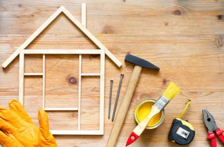 fond-abstrait-diy-de-construction-à-la-maison-rénovation-avec-des-outils-sur-le-conseil-en-bois-plan-rapproché-140640670