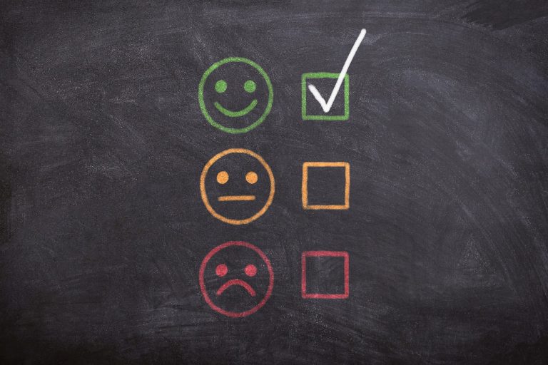 découvrez ce qu'est le negative feedback (rétroaction négative), son rôle clé en régulation et contrôle dans divers systèmes, et comment il aide à maintenir l'équilibre dans les domaines scientifiques, technologiques ou en management.