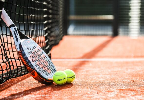 découvrez tout sur le padel : règles, techniques, équipements et conseils pour bien débuter et progresser dans ce sport de raquette dynamique et convivial.