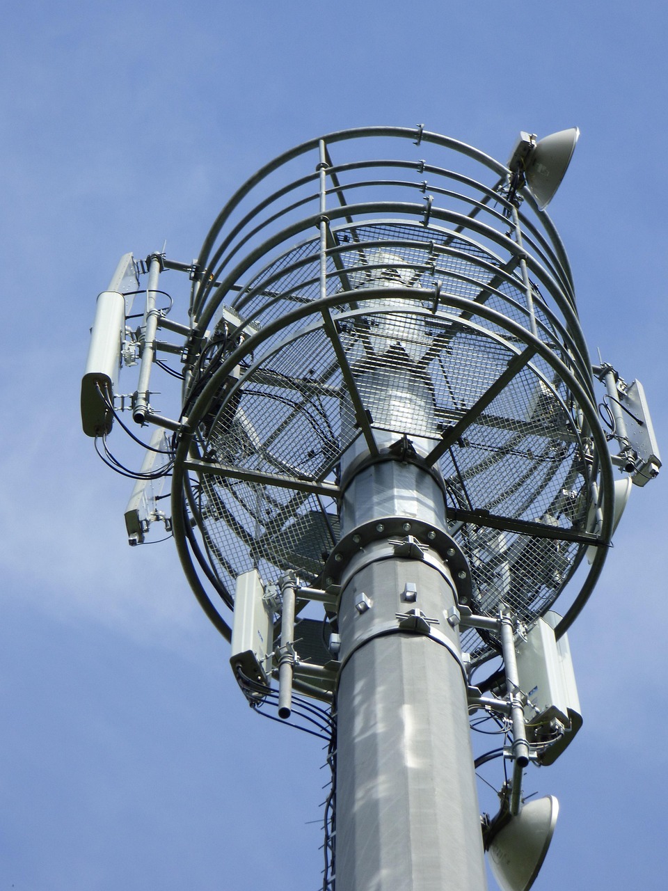 découvrez comment le transfert de technologie facilite le partage et l'application des innovations entre la recherche et l'industrie, stimulant ainsi le développement économique et technologique.